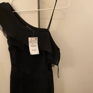 Byxdress från zara - Super fin byxdress/jumpsuit. Tyvärr för liten för mig så kan ej visa bilder på. Storleken är XS men jag tror att den passar någon med XXS också. Lappen är kvar som ni ser.