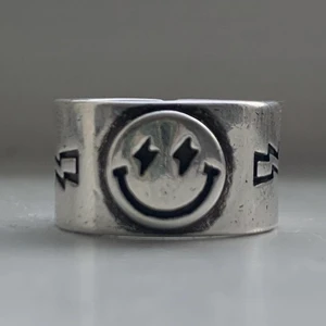 Smiley ring - Ring gjord i silver med en smiley i silver, och blixtrar på sidorna⚡️