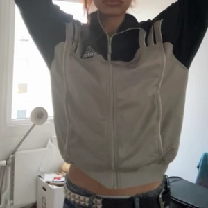 adidaszipup - skön adidaströja🤑 aslättmatchad skitsnygg att ha både öppen och stängd. knappt tecken på användning 💋💋💋💋💋 skriv för bättre bilder