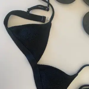 Säljer denna svarta ribbade bikinin. Är superskön, men kommer inte till använding tyvärr! Skriv för fler bilder o frågor