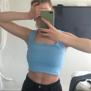 Linne från zara - Säljer ett fint sommarlinne från zara som aldrig har kommit till användning, alltså som nytt! Är längre (se bild 3) men går att vika upp som jag gjort på de andra bilderna.