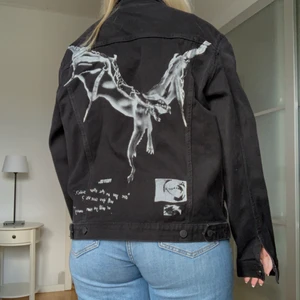 Post malone jeans jacka  - As ball post malone jeans jacka, tror det är H&m x post malone 😆 skriv vid fler bilder, den är i nytt skick!