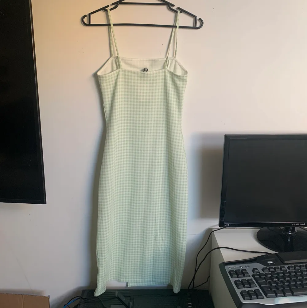 Är super fin ljusgrön somrig klänning. Denna klänning är otroligt vacker men tyvärr för liten för mig så måste tyvärr sälja den😔. Klänningar.