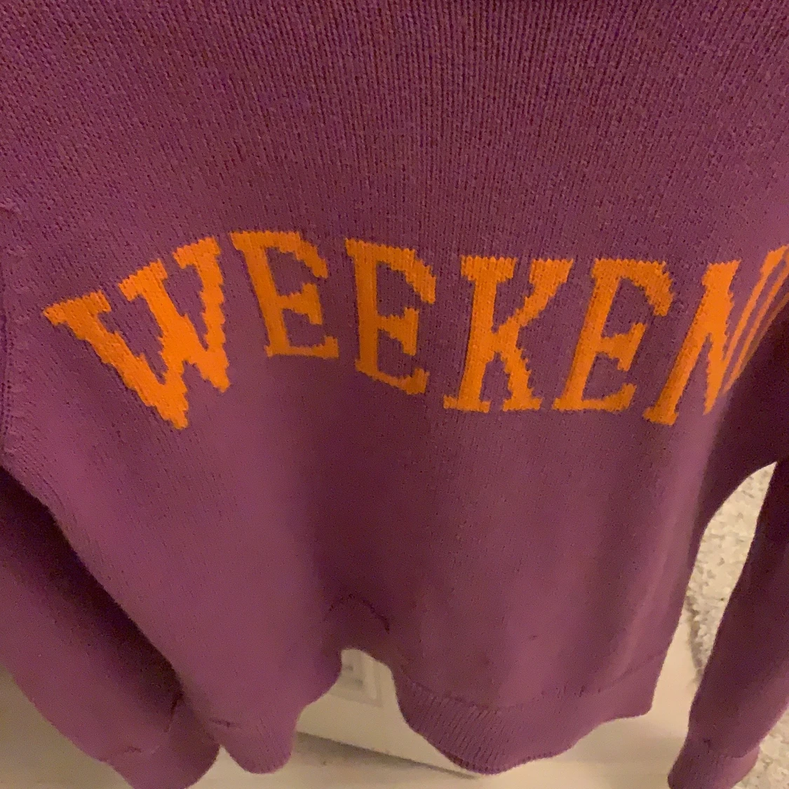 Skitsnygg stickad tröja med text på!! - 90