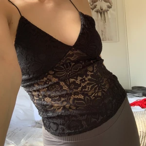 Linne - Super snyggt linne i spets. Linnet är helt oanvänt, endast provat. Köparen står för frakten🥰