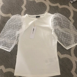 T-Shirt med puff på axlarn - Stl: xxs Aldrig använd, prislappen sitter kvar.