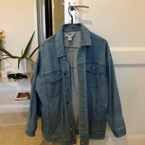 Jeansskorta - Jeansskorta från HM, passar perfekt till vår/sommaren över nån topp, säljer för den ej kommer till användning 