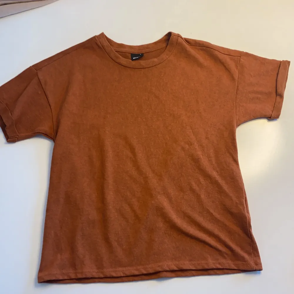 Orange/brun t-shorts från Ginatricot . T-shirts.