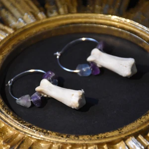 Örhänge ben  - Örhängen med äkta ben och flourit. 