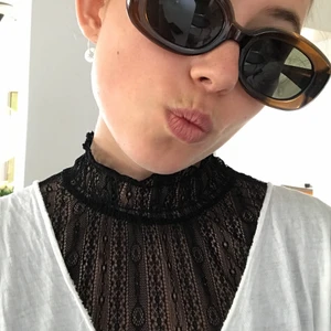 Spetstopp för layering - En jättefin långärmad spetstopp perfekt att ha under ett linne/t-shirt. Den har även fina detaljer i kragen och ärmarna. Från chiquelle, frakt 40kr.🖤