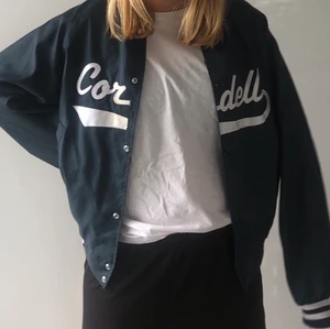 Collage jacka  - En jättefin mörkgrå/ blå collage jacka med vita detaljer. Jättesnygg till våren!