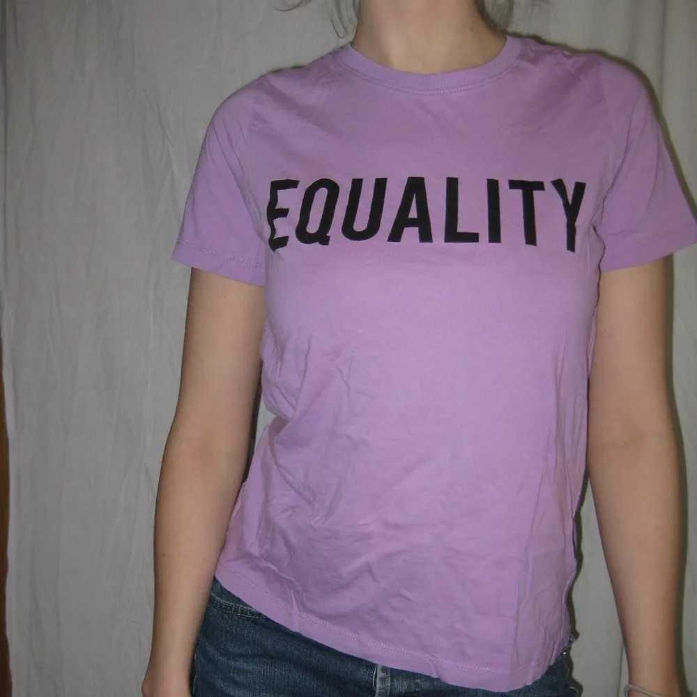 Tröja med tryck ”equality” passar st S/xs. T-shirts.