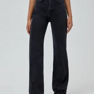 Jeans från pull and bear - Superfina jeans rån pull and bear som tyvärr blivit förstora för mig. De är så fina på och verkligen de perfekta svarta byxorna. Budgivning vid flera intresserade! avklippta så de passar mig som är ca 165