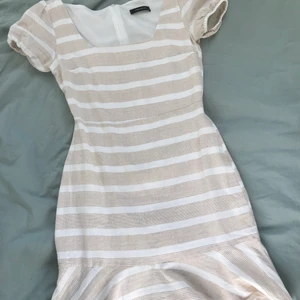 Randig klänning - Superfin randig sommarklänning från Trendyol!! Så snygg fyrkantig halsringing, insydd midja samt puffärmar. Säljer då det var lite för stor för mig som vanligtvis har 32🥳 Buda i kommentarerna från 100kr!