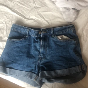 Jeansshorts - Säljer mina jeansshorts då jag inte använder dem längre. Passar perfekt nu till sommaren. Den är str S. Köpte de från början på Hm