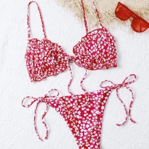 röd gullig bikini  - HÖGSTA BUD 120kr (budgivningen avslutas 19 april) Röd bikini från shein aldrig endast testad den va då tyvärr för stor för mig (är en S) 