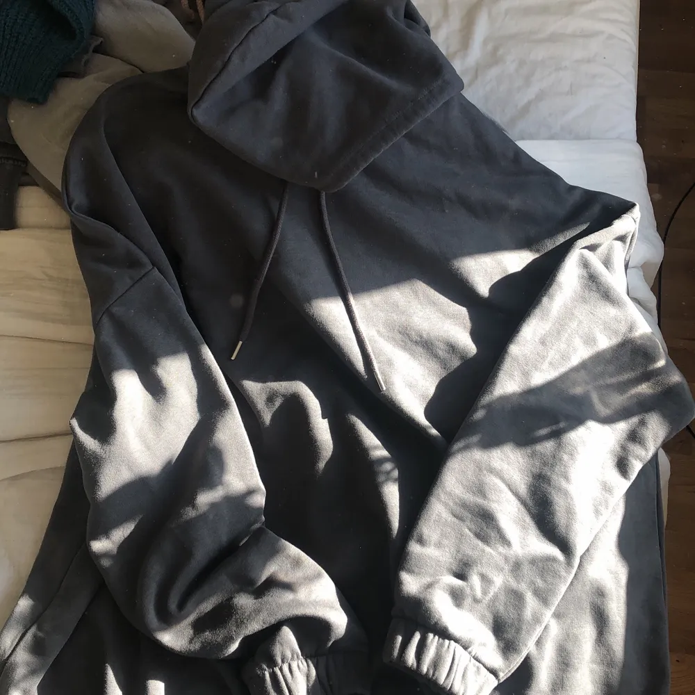Oversized mörkgrå hoodie, med luva. Stretch nertill och i ärmarna🖤 kan frakta också! (köparen står isåfall för frakten). Tröjor & Koftor.