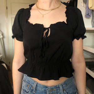 Blus från Urban outfitters  - Jättesöt blus i storlek xs från Urban outfitters. Är tyvärr lite för liten för mig och kommer aldrig till användning. Köparen står för frakten.