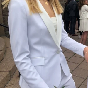 Vit blazer eller kavaj från zara  - Vit blazer eller kavaj från zara. Endast använd en gång. Sjukt fin nu till kanske någon skolavslutning eller student😊