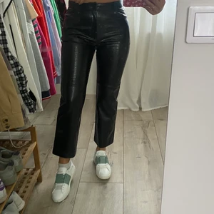 Skinnbyxor - Supersnygga skinnbyxor i krokodilmönster i storlek M och aldrig använda, skriv privat vid frågor eller om du är intresserad av fler bilder❤️