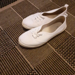 Vita tygskor  - Vita tygskor. Någon lite gulare ton/fläck men inget man tänker på alls. Storlek 36