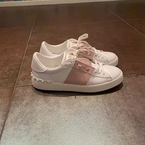 Valentino skor  - Hej nu säljer jag mina puder rosa valentino skor som jag köpte för någon månad sedan. Det är använda Max 3 gånger men ser helt nya ut. Dom är i storlek 40 men passar mig bra som vanligtvis har 39. Extra snören, dustbag, äktehetsbevis osv. Medföljer men tyvärr inte kartongen. Kan mötas upp eller så står köparen för frakten. Kontakta mig privat om du vill ha flera bilder. Ny pris 5000kr. BUDA ÖVER 3000!! SÄLJER ÄNDAST FÖR BRA BUD!!