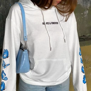 Vit hoodie  - Säljer denna fina vita hoodien i storlek medium 🦋 endast testad!