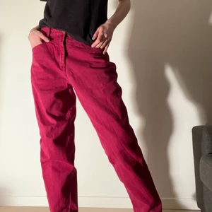 Vintage burgundy jeans - Svinsnygga jeans i en härlig färg. Storleken är en 36. Vintage.  Jag är 181cm lång.