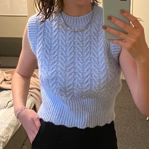 Stickad väst - Jättefin stickad väst som är perfekt till våren. Endast testad så den är som ny. 