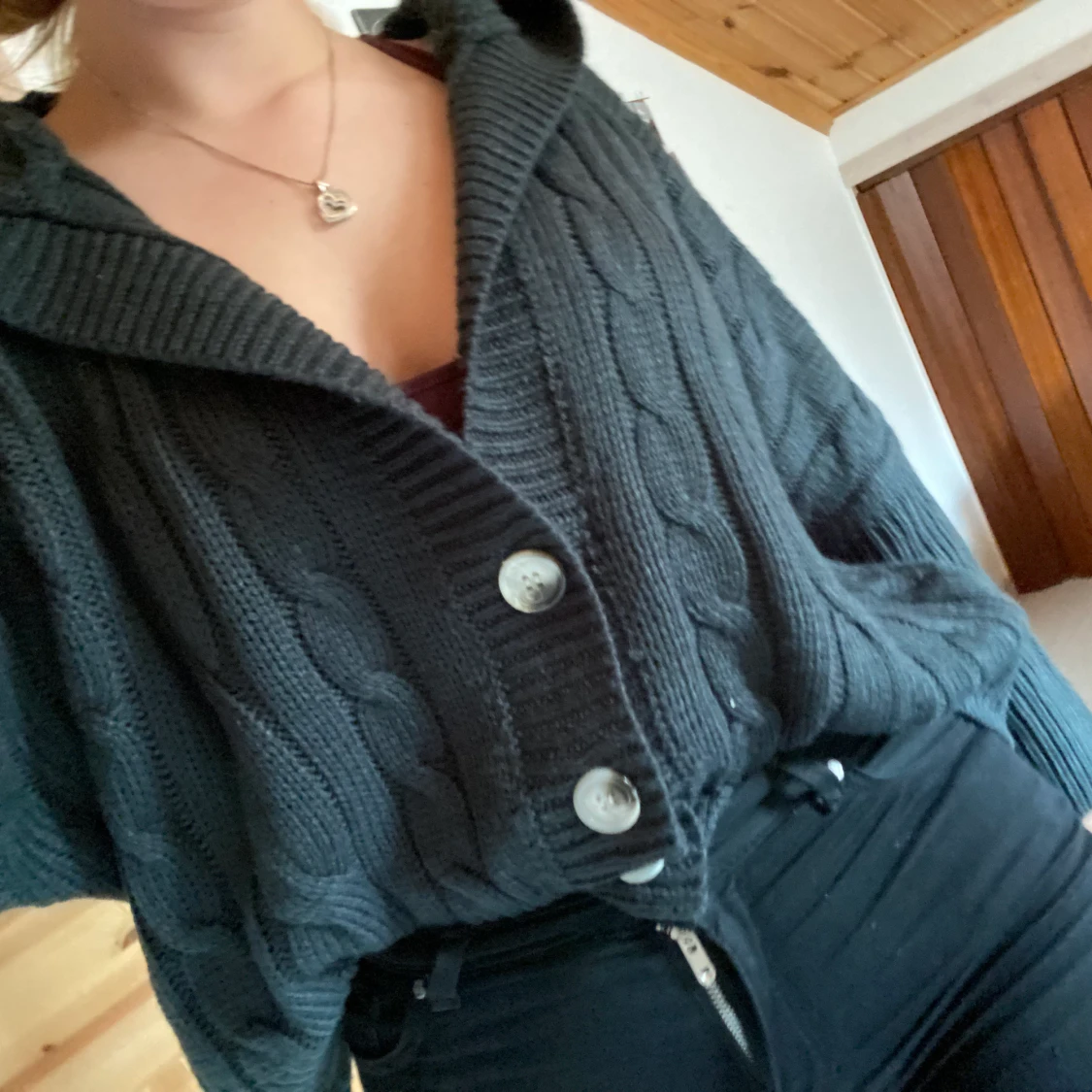 Mörk stickad tröja