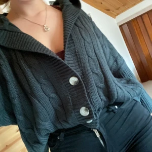 Mörk stickad tröja  - Stickad tröja med luva och knappar. Helt ny och oanvänd 