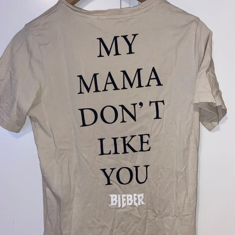 Beige Justin Bieber t-shirt från barnavdelingen på H&M. Skulle säga att den passar upp till S. Aldrig använd, endast testad. Som ny. Nypris: 129kr. Kan samfraktas för en extra peng!. T-shirts.