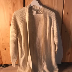 Stickad kofta Monki - Vit stickad lite längre kofta från Monki. Några år gamal men aldrig använd. Storlek XS, men passar absolut en S-M också. Lågt pris pga möter ej upp och köpare står för frakt!