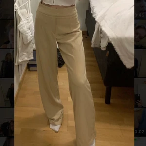 Bikbok beige byxa  - Superfina beiga byxor från bikbok ”adrine vid byxa” som är köpta på Plick men tyvärr försmå mig mig :( storlek 34 men dom är stora i storleken 💓💓💓