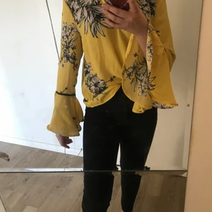 15kr - Tröja från vera Moda i storlek M, tyvärr inte min storlek eller stil så säljer den, bara provad inte använd 15+ frakt 24kr