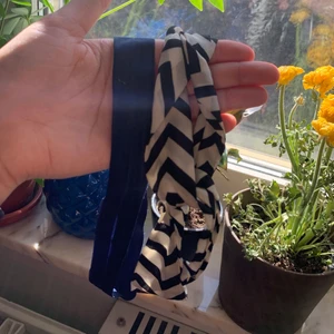 Hårband - Två hårband. Blåa är aldrig använt och det svartvita välanvänt 5kr st🌶