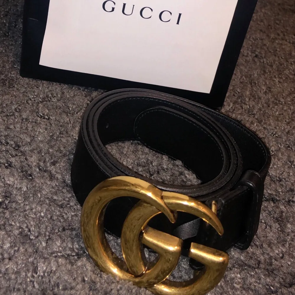 Säljer mitt Gucci bälte, knappt använd nyttskick, kvitto finns! Strl 36/85 cm, säljs för 2800kr nypris 395 euro ca 4000kr🤎. Accessoarer.