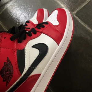 Jordan chicago - Säljer ett par jordan Chicago i storlek 41, men aningen liten i storleken så skulle säga att den passar en 40. I princip nya och väldigt fint skick. Bara att skriva privat för fler bilder eller frågor. Äkta såklart. Ni kan kika mina omdömen också.💕 köpare står för frakt, sålänge annonsen är kvar är skorna kvar!🥰