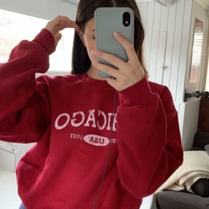Collegetröja  - Super ball vintage collegetröja köpt för 400 på beyond retro. Bra skick och super mysig. Ner till finns ett snöre genom tröjan som går att dra åt och sedan stoppa in. Syns inte alls när man har på sig tröjan. Fler bilder finns, skriv vid intresse 💕 frakt ingår ej.