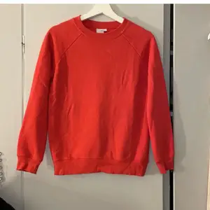 Säljer min röda sweatshirt som jag köpte här på Plick för att den har inte kommit till användning. Jättebra skick nästan oanvänd. Frakten ingår. Från Cubus.