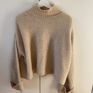 Beige stickad tröja! - Säljer denna stickade tröja från Gina tricot! Super gosig och en oversized/boxig modell 🥰 supermysig och passar till allt men får inte användning för den! Den är i använt skick, därav det bjussiga priset ❣️ köparen står för frakt!