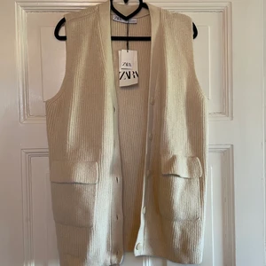 Stickad väst - Trendig stickad väst från Zara. Aldrig använd, prislapp kvar. Lite stor i storleken. Frakt tillkommer 