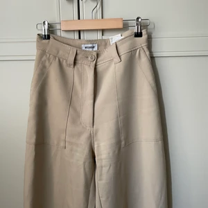 Weekday high waist  - Strl 34, bra skick. Beiga byxor i tyg, tyvärr för små för mig nu annars hade jag aldrig släppt de