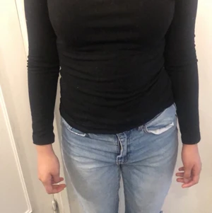 Svart lång armad tröja - Svart lång armad tröja köpt på secondhand storlek s/m köpt för 250 använd bara några gånger.
