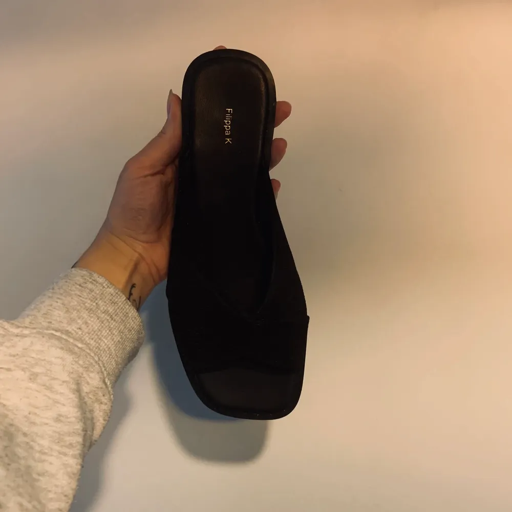 Super smooth Filippa K sandals in black. Very comfortable. Never worn outside.. Skor.