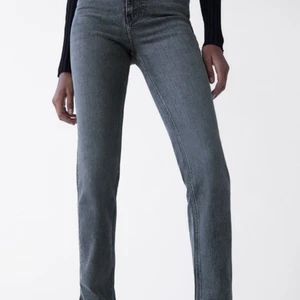 Jeans med slits  - Säljer dessa jeans. Använda max 2 gånger så är i mycket gott skick! 💓💓