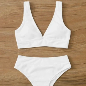 Bikini - Vit bikini i storlek S. Köparen står för frakten.