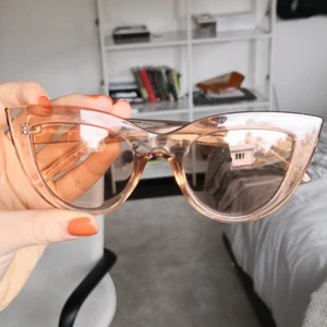 Solbrillor - Beige/rosa solbrillor. Möts upp i sthlm (Södermalm), men skickat helst. ❤️ 