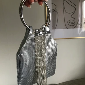 Liten väska - Säljer denna lilla väskan jag hade på balen. Otroligt söt och liten som passar för särskilda tillfällen 