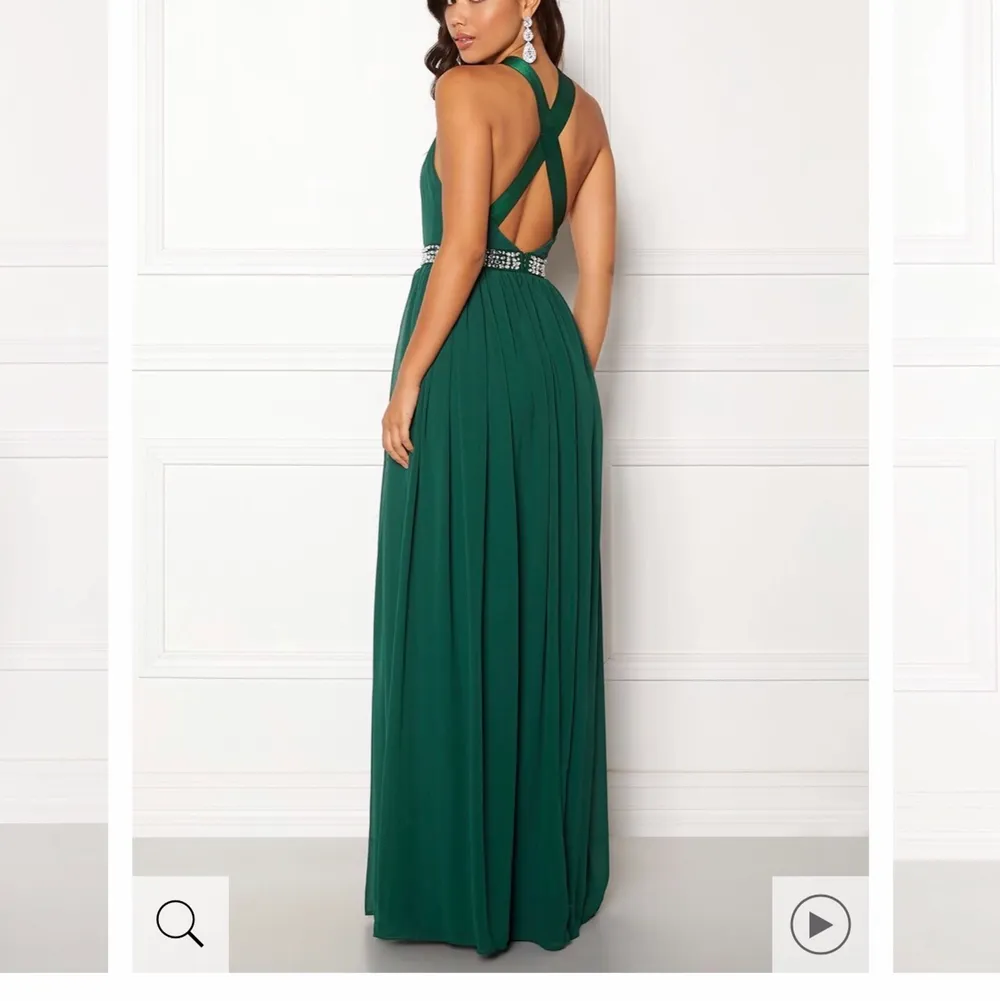 Jättefin grön balklänning från bubbleroom. Väldigt lång och endast använd en kväll. Köpt för 800kr. Klänningar.
